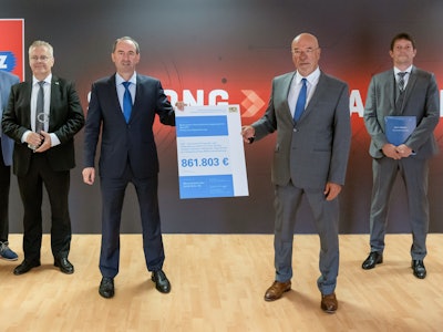 The Bavarian Minister for Economic Affairs Hubert Aiwanger (second from left) presents the funding certificate for the joint KIM project to the main shareholder Wolfram Hatz (second from right) as well as CEO Bernd Krüper (left) and CTO Dr.-Ing. Simon Thierfelder.