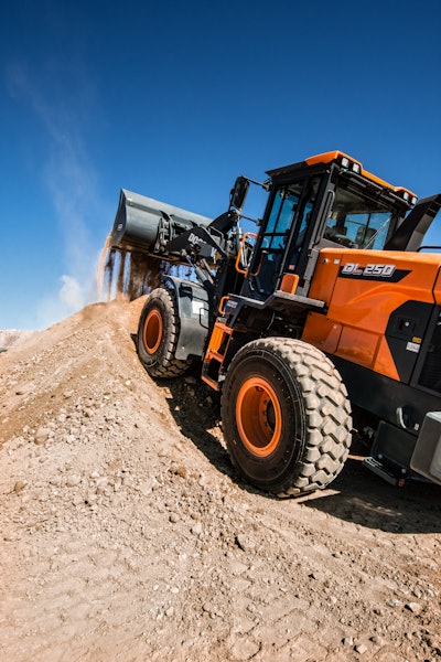 The standard Z-bar lift arm on the DL250-7 delivers excellent breakout force for digging in tough materials.