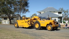 A John Deere 840 tractor and Hancock elevating scraper on parade at an equipment “rally” in Jondaryan, Queensland, Australia, in 2008.