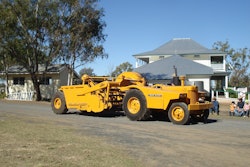 A John Deere 840 tractor and Hancock elevating scraper on parade at an equipment “rally” in Jondaryan, Queensland, Australia, in 2008.