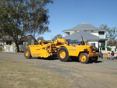 A John Deere 840 tractor and Hancock elevating scraper on parade at an equipment “rally” in Jondaryan, Queensland, Australia, in 2008.