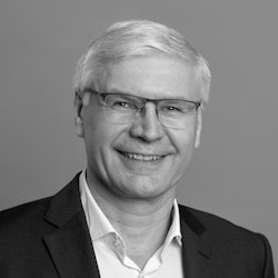 Dr. Wilfried G. Aulbur Senior Partner, Head Global Commercial Vehicles & Off-Highway Roland Berger