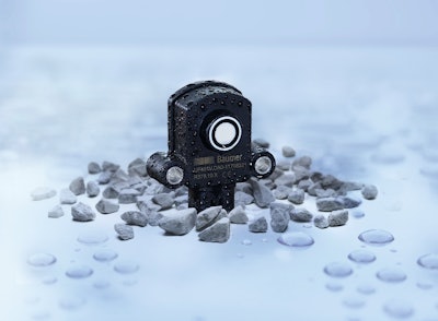 Particularly developed for mobile machines: The Baumer ultrasonic sensor UF401V is designed for maximum reliability even under wet conditions, dust, chemicals and extreme temperatures.