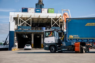 The fully electric 4x4 RME225 terminal tractor in action