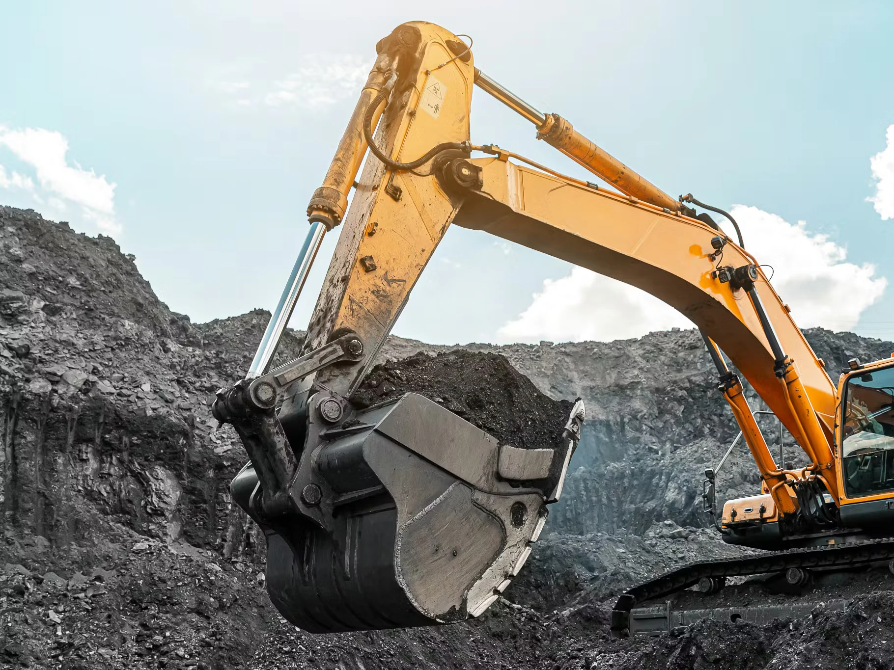 Zhf Wy Dj Cgu4jzv M Largequarrydumptruck bigyellowminingtruckatworksite loadingcoalintobodytruck productionusefulminerals
