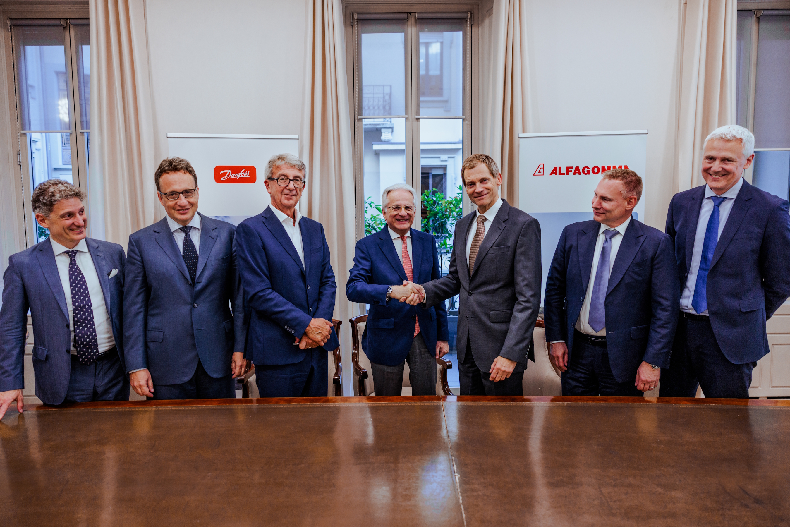 From left to right: Domenico Traverso, President, Fluid Conveyance Division, Danfoss Power Solutions; Professor Andrea Angelo Aurelio Amaduzzi, Board of Receivers; Professor Enrico Cotta Ramusino, Board of Receivers; Dr. Claudio Roberto Calabi, Board of Receivers; Kim Fausing, President and CEO, Danfoss Group; Daniel Winter, President, Danfoss Power Solutions; Jesper V. Christensen; Executive Vice President and CFO, Danfoss Group.